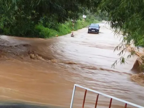 Lũ cuồn cuộn đổ về, 13 điểm ngầm, tràn ở Quảng Trị bị nhấn chìm, giao thông chia cắt