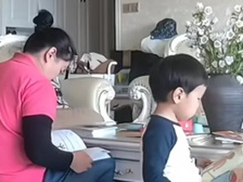 Đang ở ngoài, người mẹ bật camera thấy cảnh tượng khó tin giữa bảo mẫu và con trai, xúc động cắt clip đăng ngay lên mạng