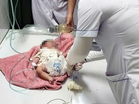 Bé gái sơ sinh còn nguyên dây rốn bị bỏ trong thùng giấy cạnh tiệm tạp hóa