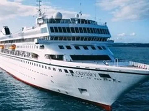 Lần đầu tiên có du thuyền 5 sao neo qua đêm trên vịnh Nha Trang