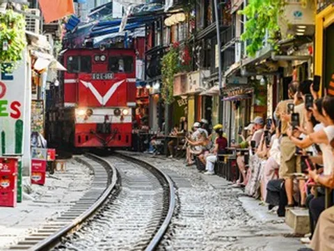 Sau vụ cô gái bị tàu hất văng điện thoại, 'phố cà phê đường tàu' vẫn đông khách