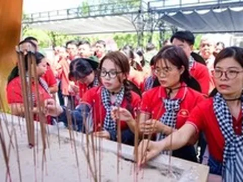 Đoàn cán bộ tuyên giáo, báo chí xuất bản TP.HCM thăm các địa chỉ đỏ, tặng quà ở Quảng Trị