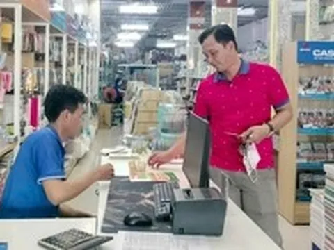 Phụ huynh Cà Mau ‘chạy đôn chạy đáo’ tìm mua sách giáo khoa cho con