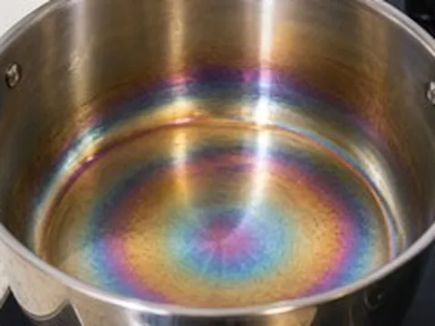 Lời khuyên cho những gia đình đang nấu ăn bằng nồi inox xuất hiện những vệt loang cầu vồng
