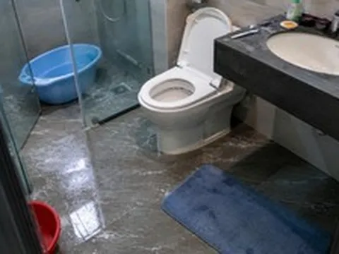 Vì sao ngày càng nhiều gia đình không còn gộp nhà vệ sinh và phòng tắm? 2 cách bố trí tiện hơn khi nhà đông người
