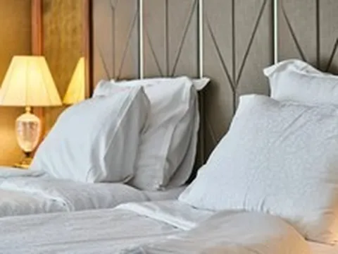 Vì sao chỉ có giường đôi nhưng khách sạn "hào phóng" bày tận 4 chiếc gối? Hóa ra không chỉ để gối đầu như nhiều người nghĩ