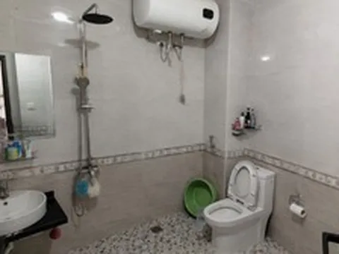 Vì sao ngày càng nhiều gia đình không còn lắp bình nóng lạnh trong phòng tắm? 2 cách bố trí an toàn hơn đang dần trở thành xu hướng mới