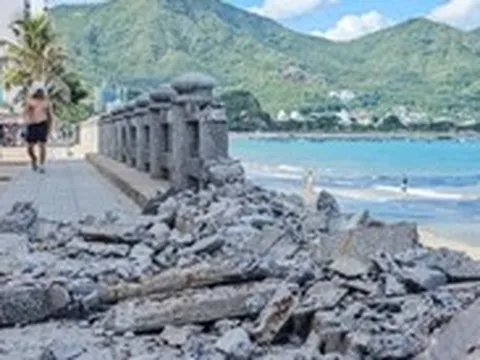 Hệ thống lan can dọc bờ biển ở Nha Trang nhìn còn tốt, vì sao phá dỡ?