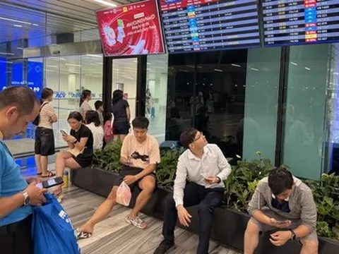 60 chuyến bay ảnh hưởng, nửa đêm hành khách mệt mỏi chờ đợi ở sân bay