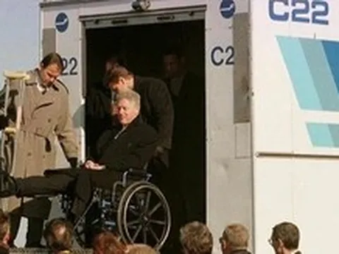 Cựu tổng thống Bill Clinton từng xuống Air Force One bằng xe suất ăn như ông Trump?