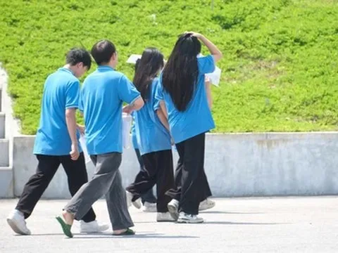 Thí sinh Tuyên Quang làm thủ tục thi lại, phụ huynh động viên 'sức đến đâu làm đến đó'