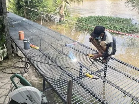 Hình ảnh đường ven sông tan hoang vì sạt lở, người dân bắc cầu sắt đi tạm ở Cần Thơ
