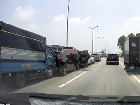 7 ô tô va chạm liên hoàn trên Quốc lộ 18, 2 xe biến dạng