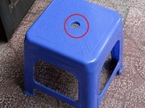 Lý do chiếc ghế nhựa có 1 lỗ tròn ở giữa