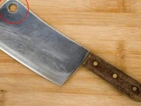 Lý do chiếc dao thường có 1 lỗ tròn