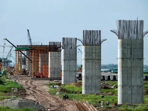 Ngắm cầu Hồng Hà đang mọc nhanh giữa sông Hồng