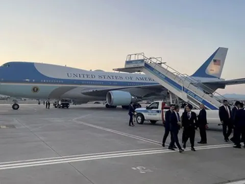 Hé lộ loại vũ khí đe dọa khiến ông Trump phải bí mật rời chiếc Air Force One bằng xe chở suất ăn