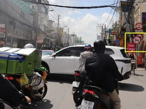 Ngày đầu cấm ô tô trên đường Cách Mạng Tháng Tám ở TPHCM: Tài xế vội tạt vào hẻm