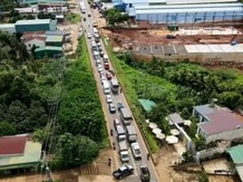 Mùa sầu riêng, quốc lộ 26 ở Đắk Lắk kẹt cứng vì container, xe tải