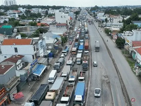 Quốc lộ 51 ùn tắc 7km, dòng xe kéo dài từ sáng đến chiều