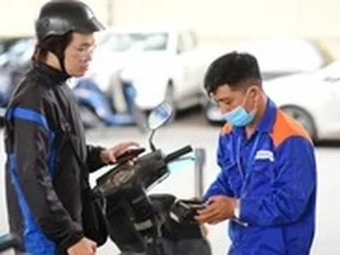 Giảm giá xăng từ 15h ngày 13-8, E10RON95 còn hơn 22.100 đồng/lít