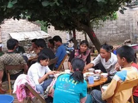 Con nhận giấy báo nhập học đại học, bố mẹ mời hàng xóm ăn cơm chúc mừng: Phản ứng của mọi người khiến cả gia đình chạnh lòng