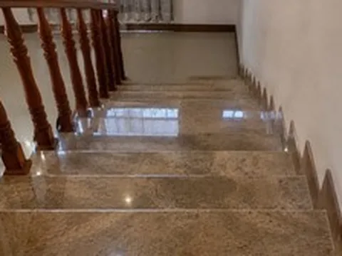 Vì sao ngày càng nhiều gia đình không còn lát đá bóng ở cầu thang? 2 bề mặt giảm trơn trượt tốt hơn đang dần trở thành xu hướng mới