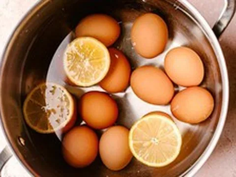 Vì sao nên cho thêm vài lát chanh tươi vào nồi khi luộc trứng? Nhiều người ước biết sớm hơn