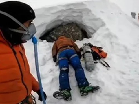 Vì sao Vùng Tử Thần trên Everest lại khiến não bộ và cơ thể con người dần tự hủy diệt ngay cả khi đang thở bình oxy?