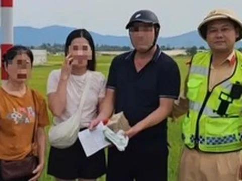 Phát hiện túi chứa 200 triệu đồng rơi bên đường, cảnh sát giao thông tìm người đánh rơi