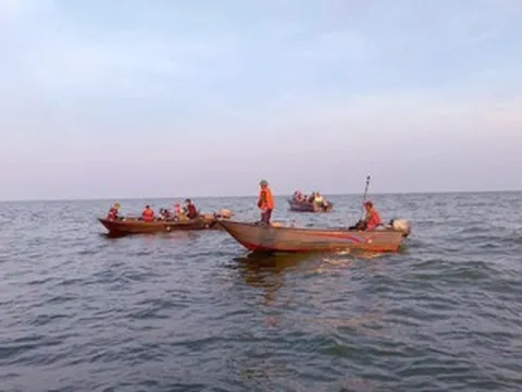 Bố bị thương nặng, con gái 2 tuổi rơi xuống biển mất tích