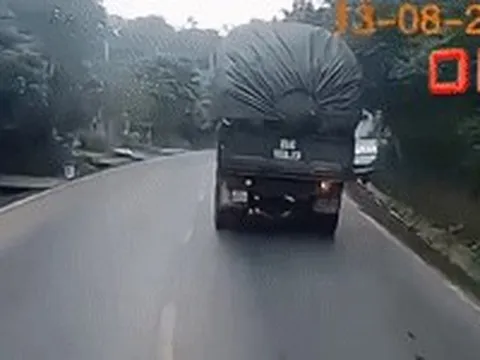 Clip em bé chạy ra đường đúng lúc ô tô tải lao dốc, tài xế hành động khẩn cấp