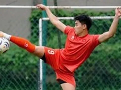 Đội tuyển Việt Nam khẩn trương làm quen mặt cỏ lá gừng ở Malaysia