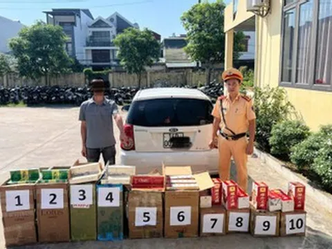 Kiểm tra xe bán tải trong đêm, cảnh sát phát hiện hàng trăm bình chứa hàng cấm