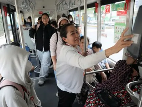 Mỗi ngày, 30 viên chức TPHCM lên xe buýt để làm một việc đặc biệt