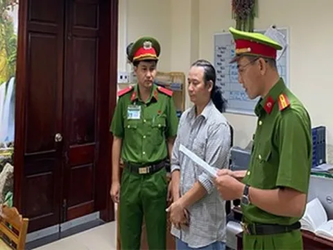 Ông chủ cửa hàng nổi tiếng giữa trung tâm Cần Thơ bị khởi tố