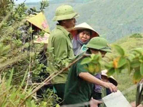 Hơn 1.200 người chuyền tay 3.000 tấm bê tông, đưa dòng chữ 'Bác Hồ sống mãi' trở lại núi Nhón
