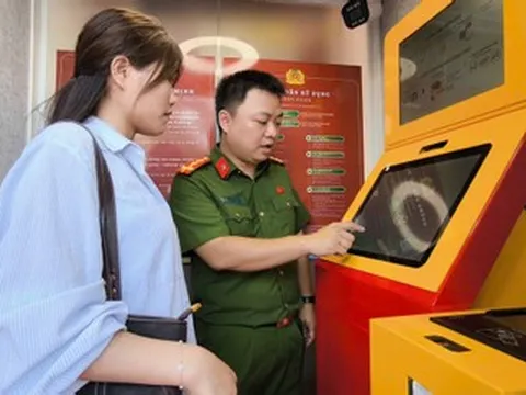Lần đầu tiên có 'Trạm Cảnh sát thông minh' đặt ở ven hồ Hoàn Kiếm