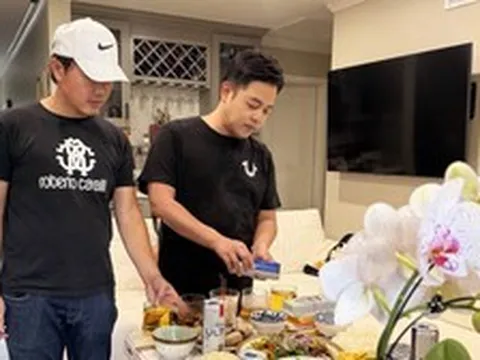 Quang Lê làm giỗ cho cha sau 12 ngày mẹ qua đời: "Năm nay ba đón mẹ về"
