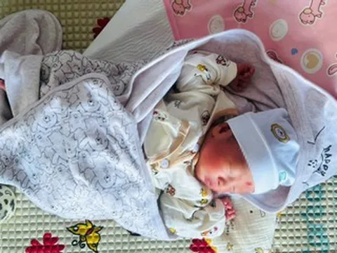 Bé gái sơ sinh bị bỏ rơi kèm bức thư viết tay 7 câu nghẹn lòng