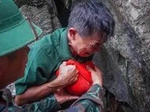 Người cựu binh bật khóc lật đá tìm một trung đội nằm lại bên ụ súng ở 'Lò vôi thế kỷ'