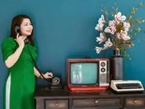 Cả xóm có cái ti vi trắng đen 9 inch, người lớn xoay ăng ten, con nít hô ‘được rồi, quay ngược lại’