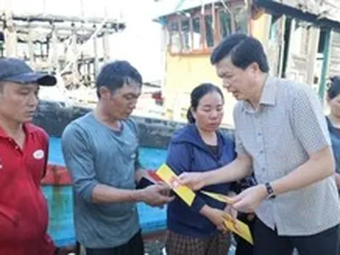 Ngay trong ngày, hỗ trợ 115 triệu đồng 5 hộ ngư dân có tàu bị cháy