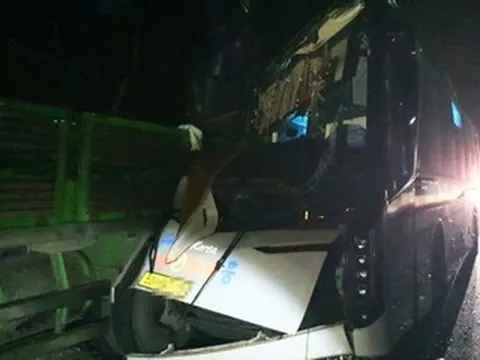 Xe khách tông ô tô tải dừng ở làn khẩn cấp, nữ du khách Nga tử vong