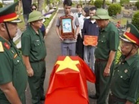 Sau 48 năm hy sinh, hài cốt liệt sĩ Đặng Doãn Ngọ được phủ Quốc kỳ, trở về quê nhà trên tàu Thống Nhất