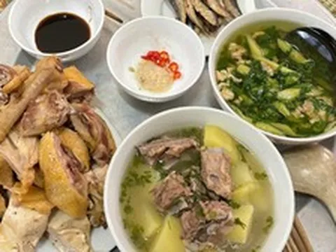 Vì sao không nên gắp thẳng thức ăn từ đĩa đưa vào miệng?