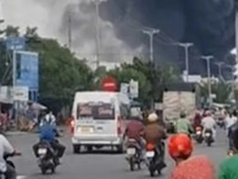 Cháy tại công ty sản xuất mút xốp ở Cần Thơ, khói đen bốc cao hàng chục mét
