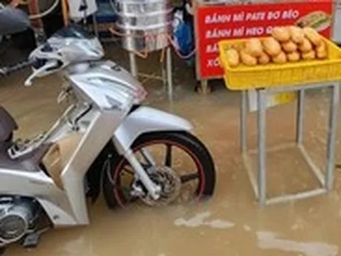 'Chợ nổi' Bình Thủy nước ngập nửa bánh xe dù triều cường chỉ báo động 1