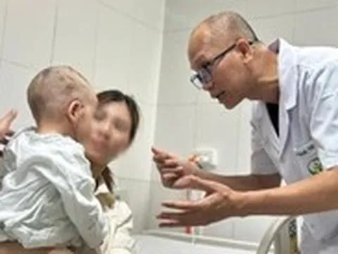 Chó cắn nát vùng mặt bé trai 2 tuổi