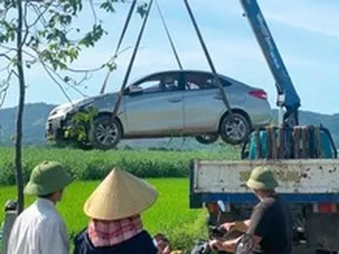 Tài xế xe dịch vụ nghi đột quỵ tử vong, xe lao xuống ruộng